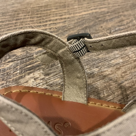 Women's Tom's Sandal Flip Flops Strappy Tribal Tan Size 8 - Picture 7 of 11